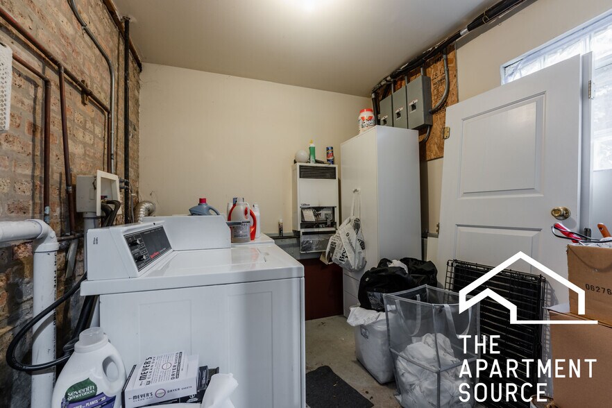 Building Photo - 1314 W Roscoe St