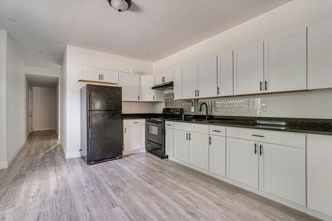 Building Photo - Spacious 4-Bedroom Home in Quiet Neighborh...