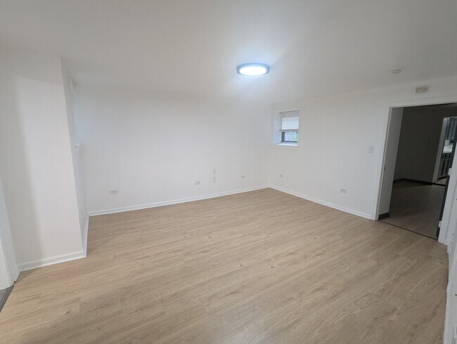 Building Photo - 1457 W Foster Ave