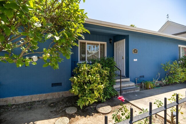 Building Photo - 2 bedroom, den and 1.5 bath, a few blocks of SPHS