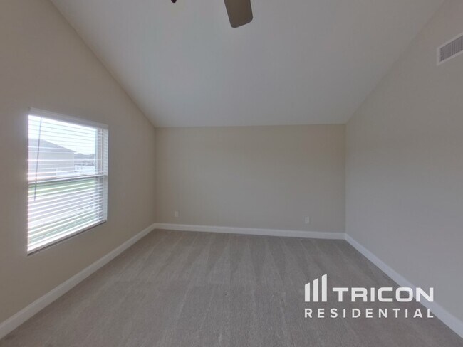 Building Photo - 2134 Pathfinder Dr