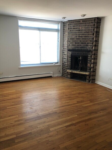 Living Room - 1750 N Mohawk St