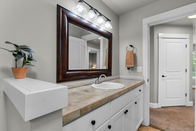 Building Photo - Beautiful SE Bend Home | Spacious Floorplan | Fenced Backyard | Near Parks & Trails