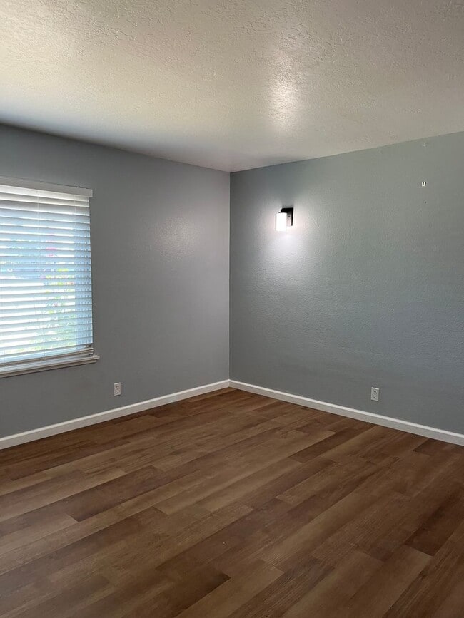 Building Photo - Available Now! Move-In Ready