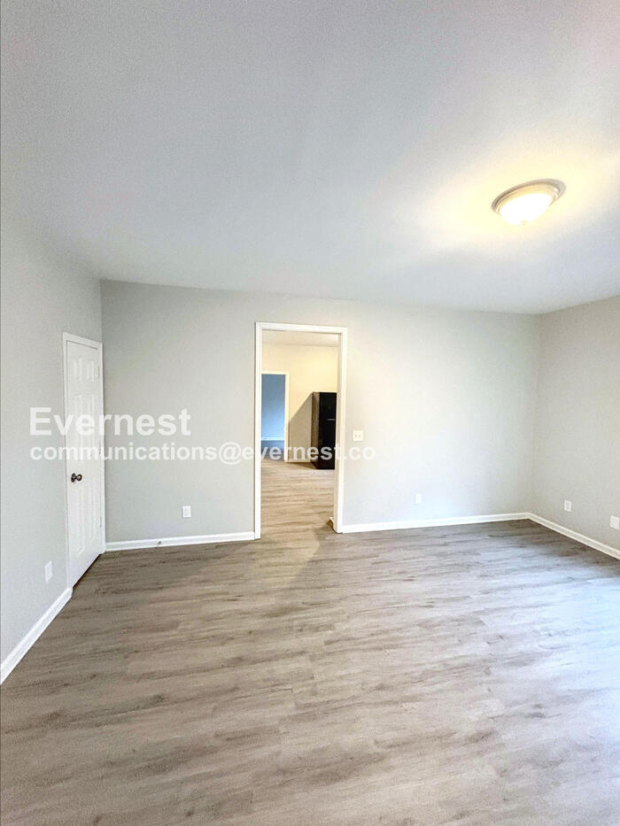 Building Photo - 581 Cedar Ave NW