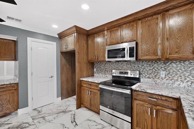 Building Photo - 4006 Mayflower Dr