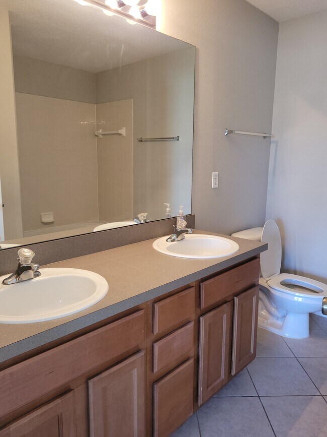 Building Photo - 301 Cherry Way