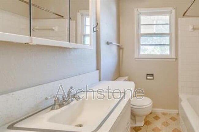 Building Photo - 724 General Senter Dr