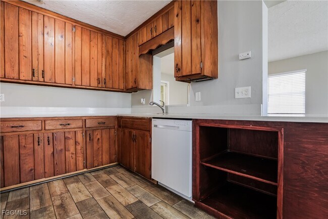 Building Photo - 731 Cypress Ave