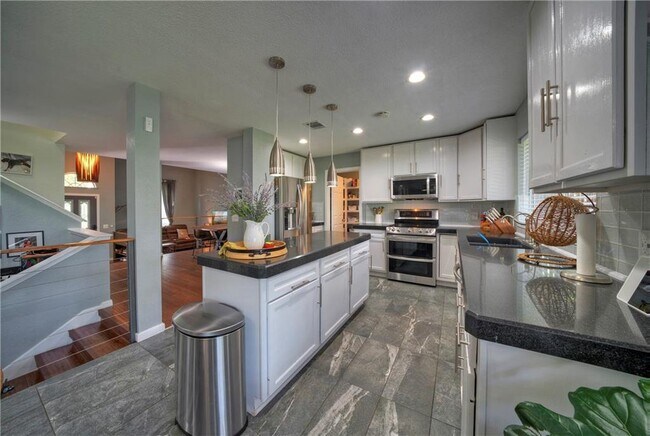 Building Photo - 10907 Grassmere Ct