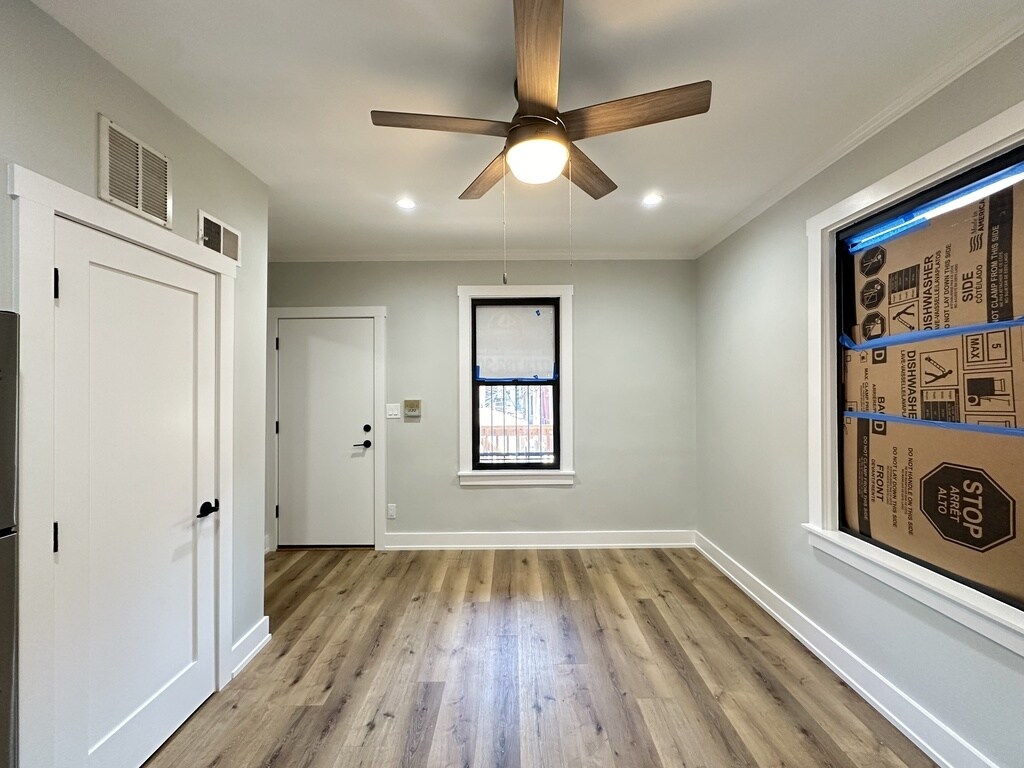 Building Photo - 3728 N Kenmore Ave