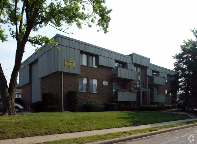 Primary Photo - Silver Wood Apartments