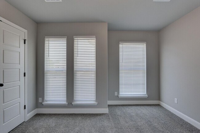 Building Photo - 802 Delaney Dr