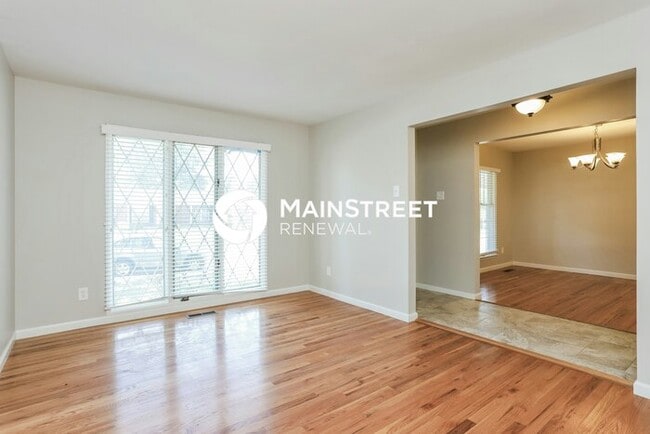 Building Photo - 3 Bedroom Pet-Friendly Home in FLORISSANT, MO with Main Street Renewal