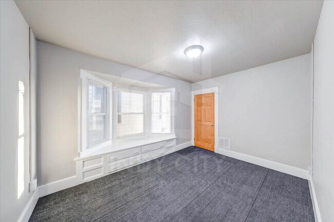 Building Photo - 622 N Mulberry St