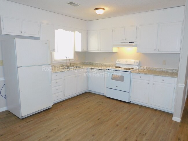 Building Photo - 4921 Chaucer Dr