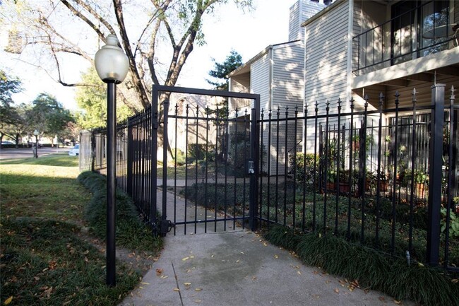 Building Photo - 2425 Augusta Dr