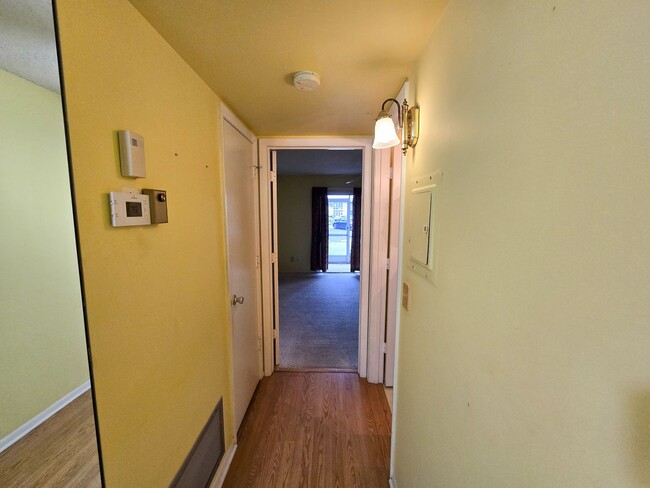 Building Photo - Cozy 55+ 1st Floor Apartment