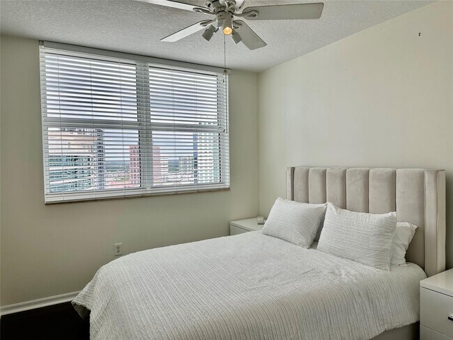 Building Photo - 347 N New River Dr E