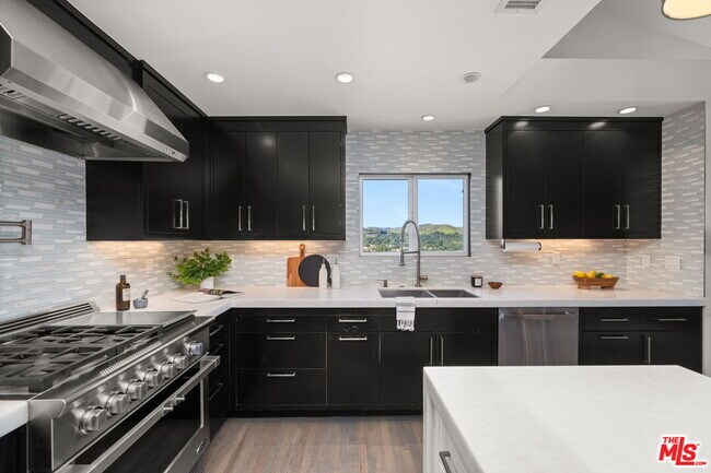 Building Photo - 28207 Laura La Plante Dr