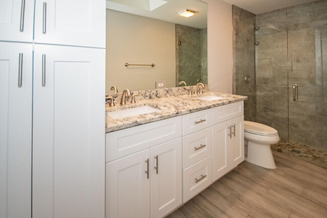 Building Photo - 3604 Pin Oak Ct