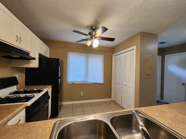 Building Photo - 3547 Main Station Dr SW