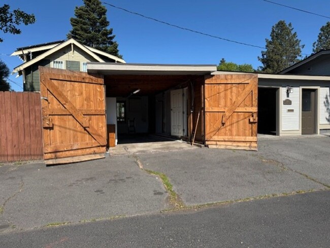 Building Photo - Downtown Bend Bungalow