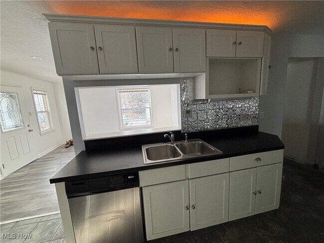 Building Photo - 4739 W 125th St