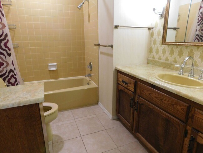 Building Photo - Vintage 70's Unit Available