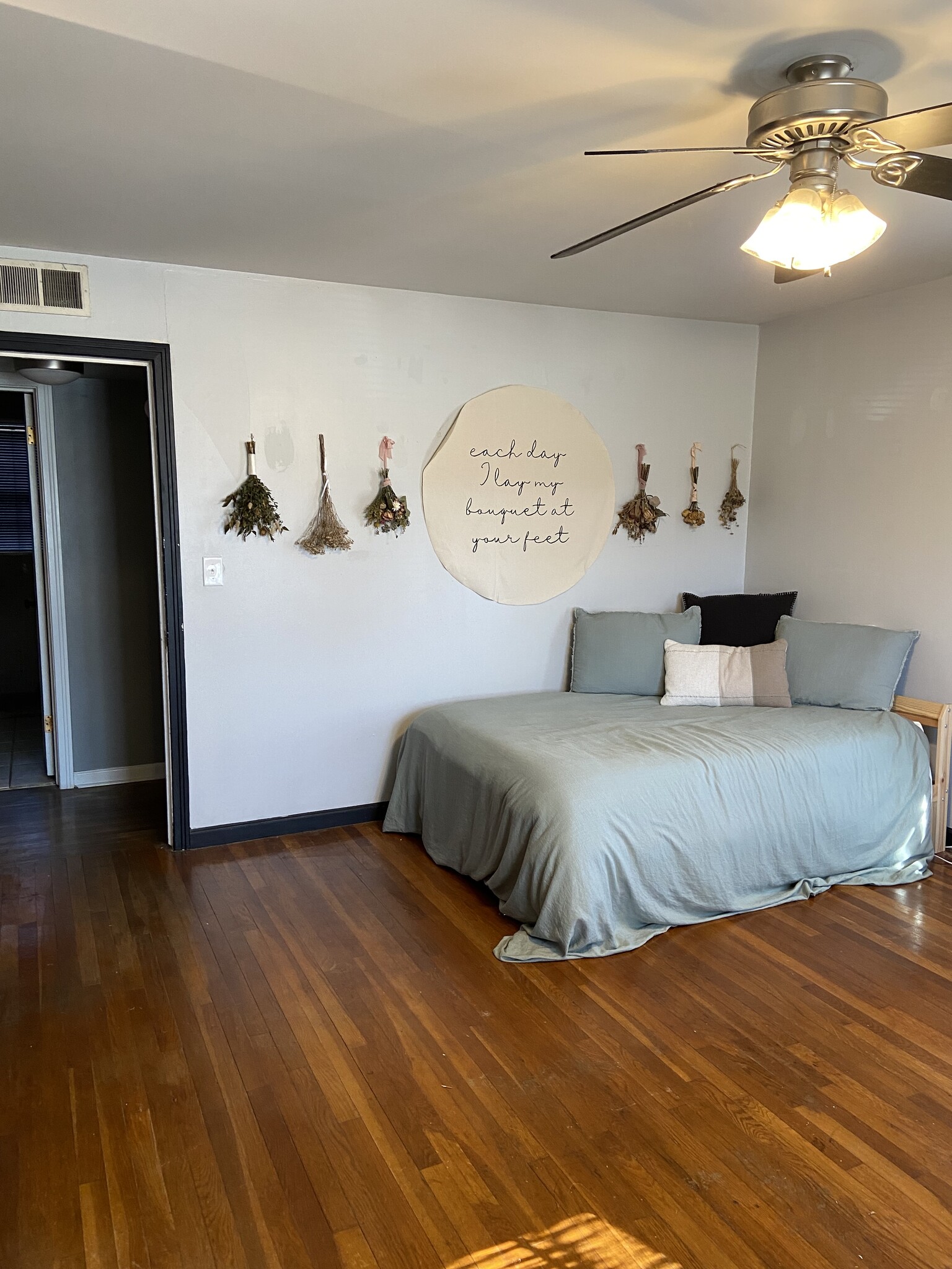 down 1st bed - 1816 W Arrowhead Plz