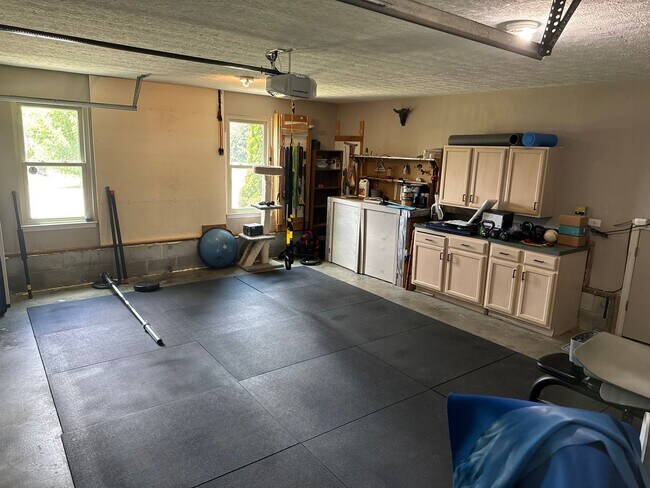 Building Photo - FOR LEASE- 4 BEDROOM FURNISHED HOME IN MT....