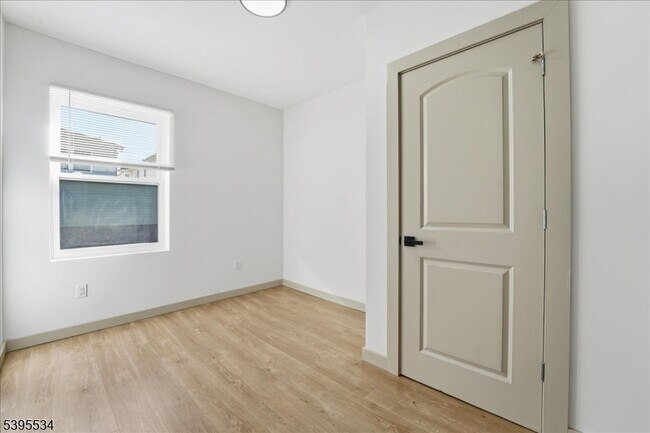 Building Photo - 260 S 10th St