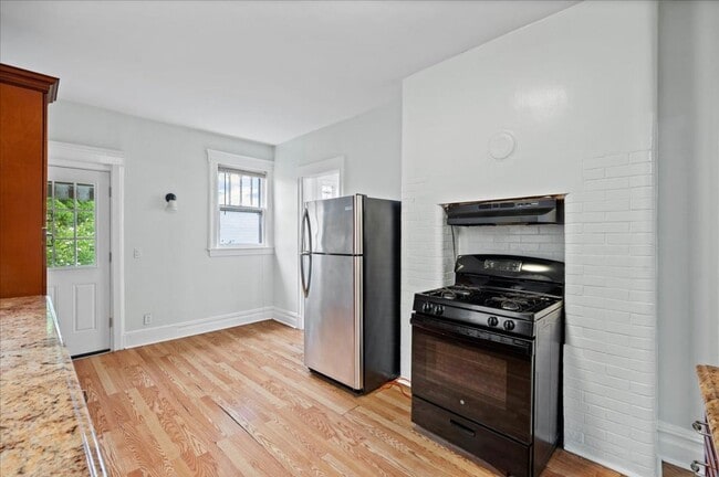 Building Photo - 4 Bed 1 Bath Large Home