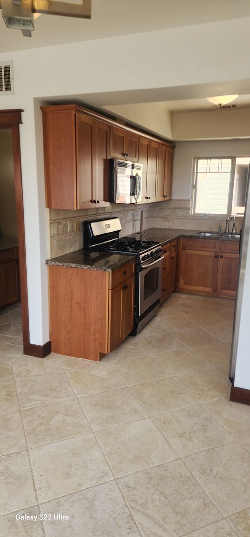 Building Photo - Spacious and freshly updated 2 bedroom, 2 ...