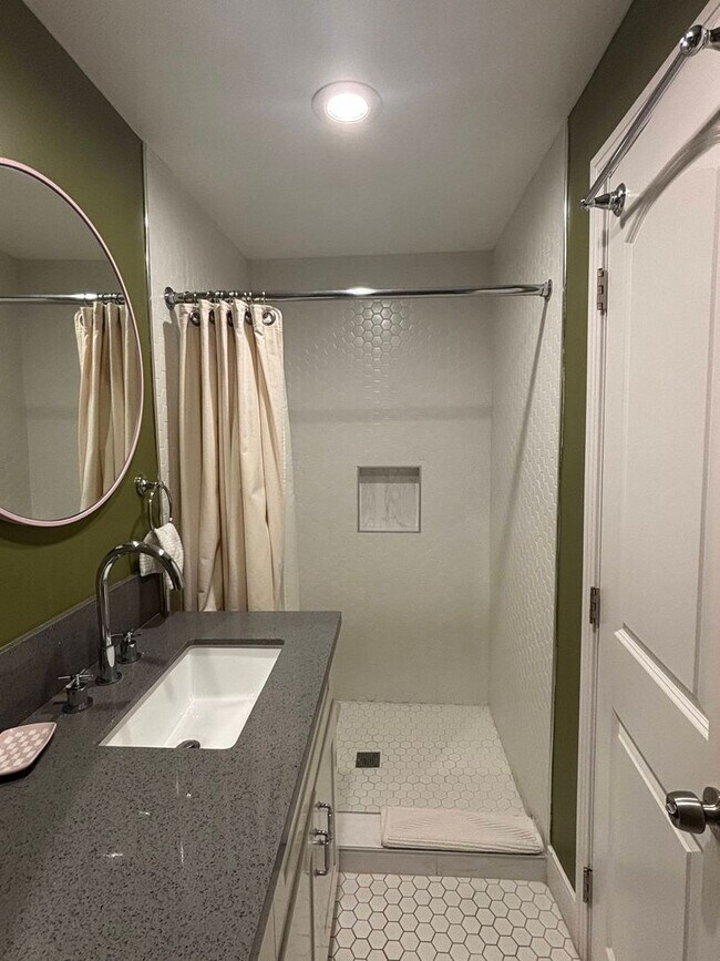Building Photo - Charming 3bed/2 Bath Private Gated Main House with Vaulted Ceilings, Parking, and Laundry in the ...