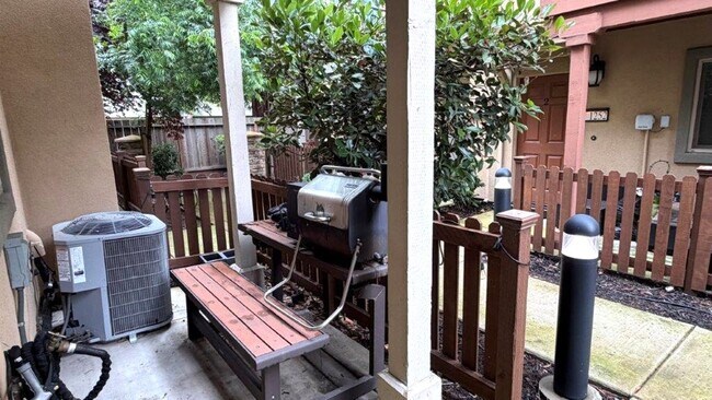 Building Photo - Concord Beautiful 3 bedroom 3 bathroom fully updated townhome, gated community!