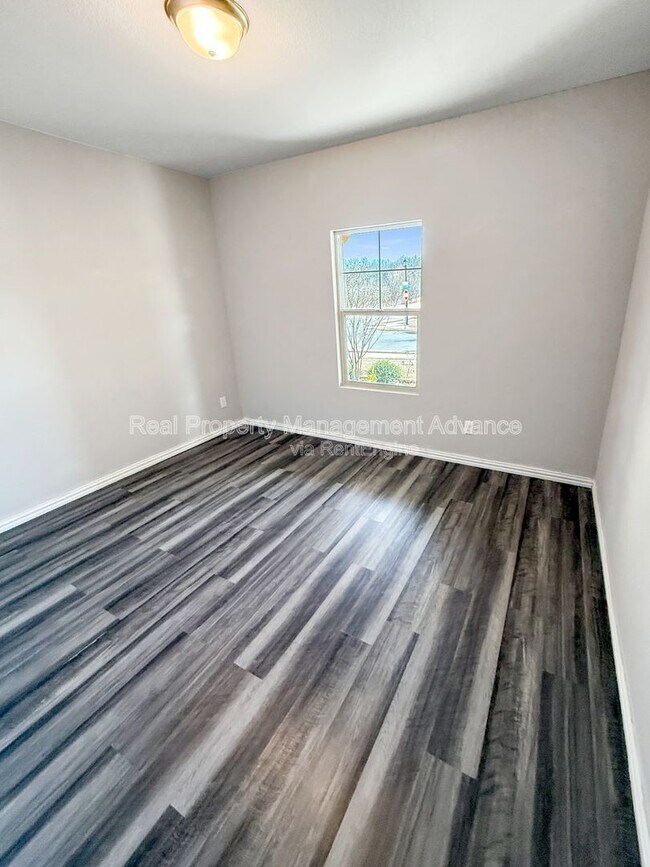 Building Photo - 452 Morning Dew Ln