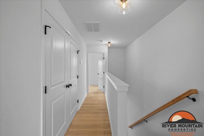 Building Photo - Spacious Townhome with Garage and Bonus Space in Blacksburg