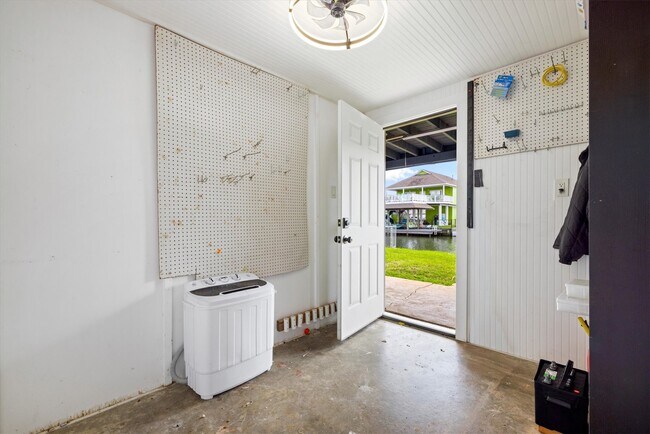 Building Photo - 370 Ling St