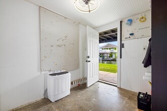 Building Photo - 370 Ling St