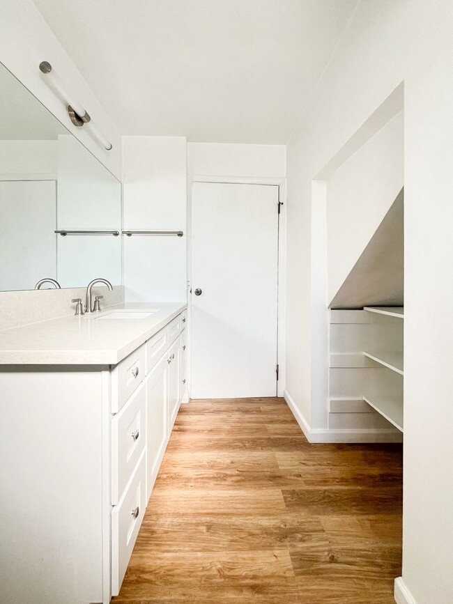 Building Photo - Stunning Light-Flooded Architectural 1BR L...