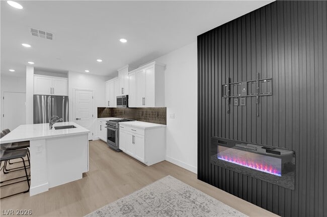 Building Photo - 600 N Carriage Hill Dr