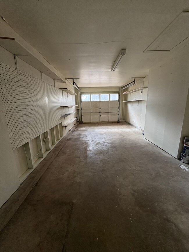 Building Photo - Beautiful 3 bedroom/2 bath with Garage and Central Air & Heat!