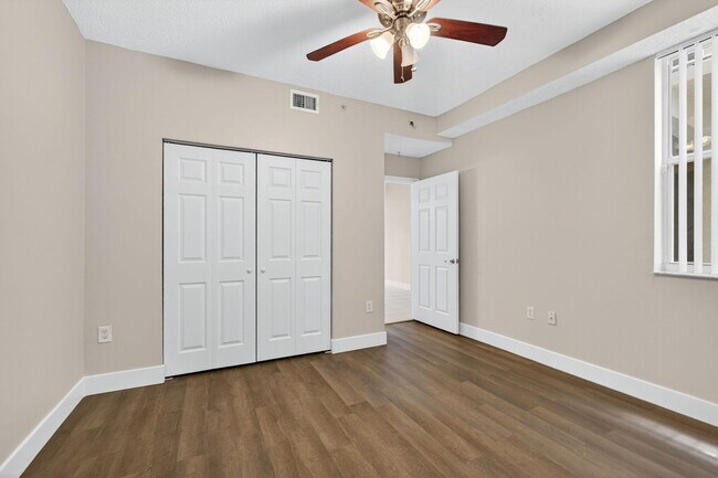 Building Photo - 2040 Greenview Shores Blvd