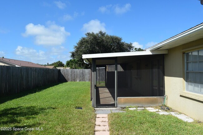Building Photo - 1941 Talloak Rd