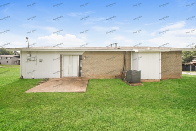 Building Photo - 2401 Piccadilly Cir