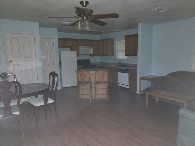 Building Photo - 113 E Magnolia St