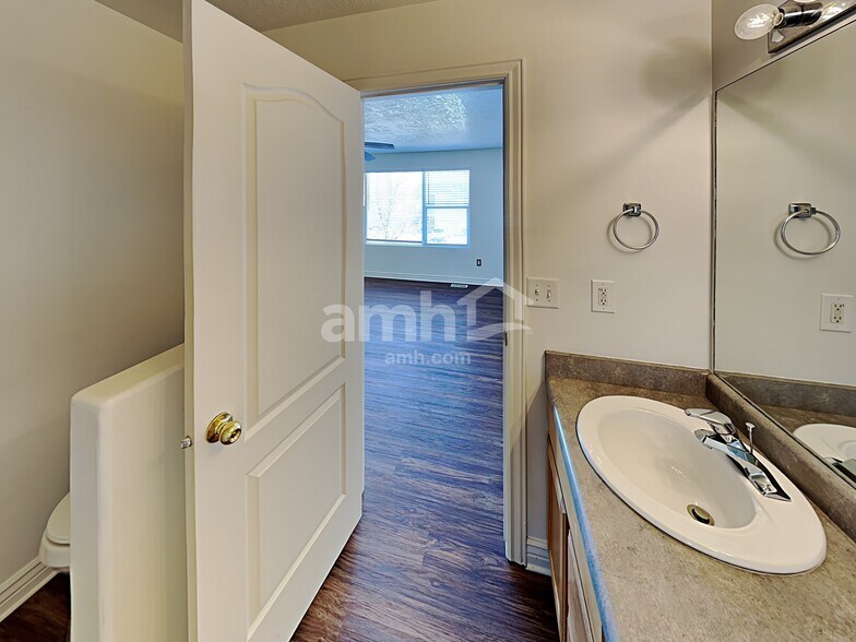 Building Photo - 72 N Cameron St