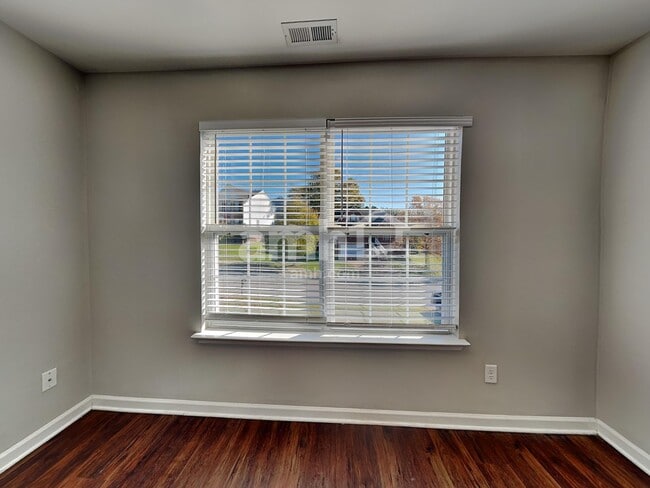 Building Photo - 102 Chambliss Ct