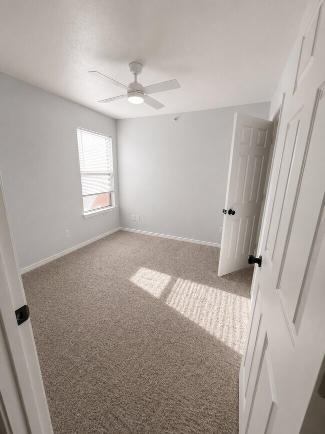 Building Photo - 10702 Mathom Landing
